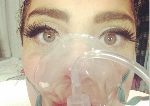 Após vomitar em palco, Lady Gaga é hospitalizada