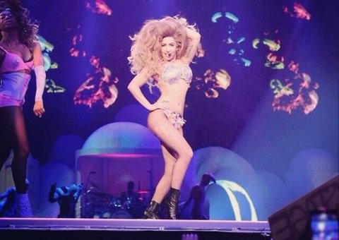 Lady Gaga passa mal e vomita no palco durante show
