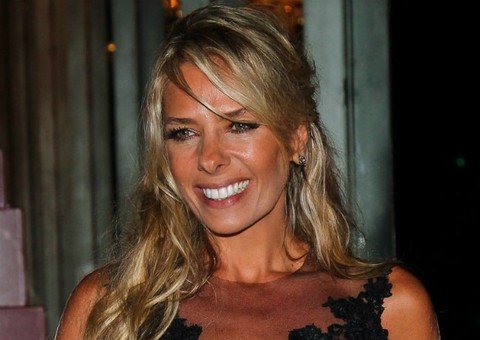 Aos 41 anos, Adriane Galisteu posa saradíssima para revista