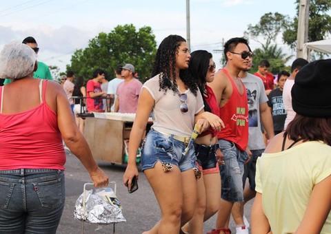 Carnaboi, bandas e blocos animam cidade nesta segunda-feira de Carnaval