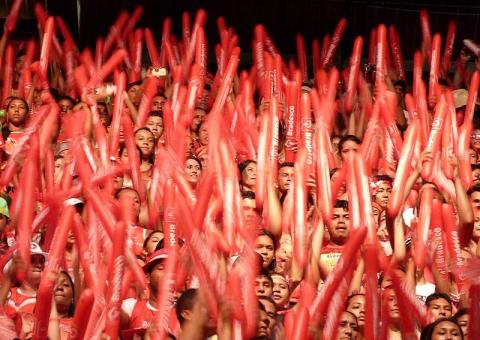 Na terceira noite Garantido inunda bumbódromo de vermelho