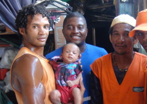 Bebê engasgado é salvo por gari