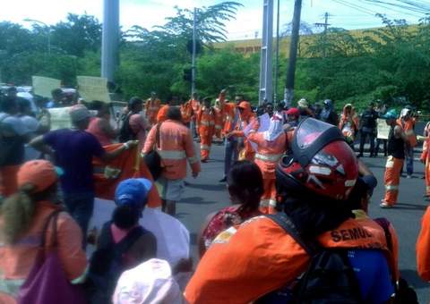  Garis realizam manifestação de protesto em frente a Prefeitura