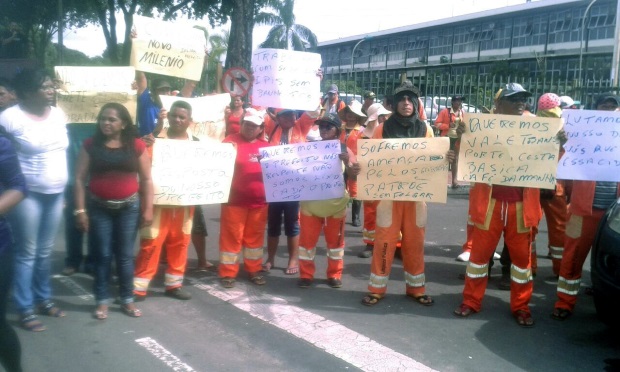  Garis realizam manifestação de protesto em frente a Prefeitura