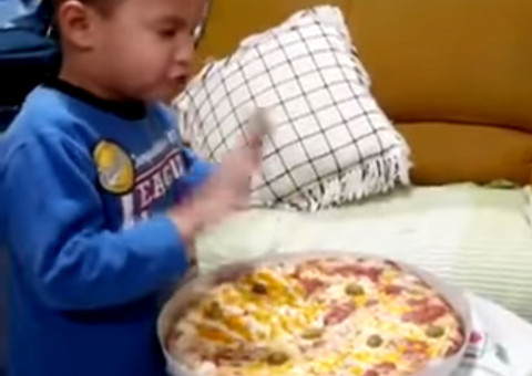 Garotinho agradecendo pela pizza 