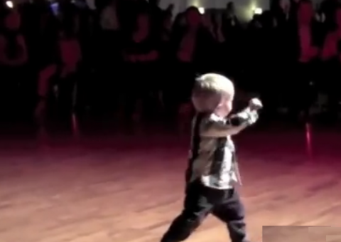 Garotinho faz sucesso ao dançar Elvis Presley. Veja