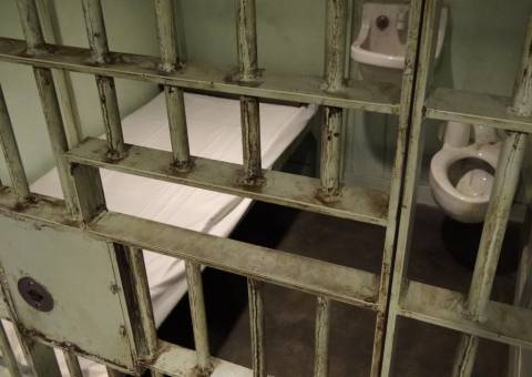  Garoto de 13 anos é preso como adulto por ter pênis grande demais