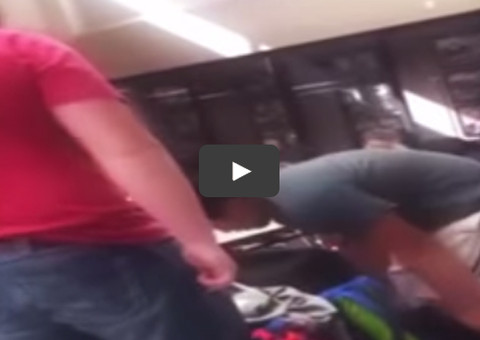 Garoto vítima de bullying reage e nocauteia agressor