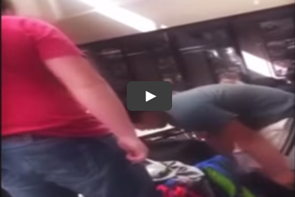 Garoto vítima de bullying reage e nocauteia agressor