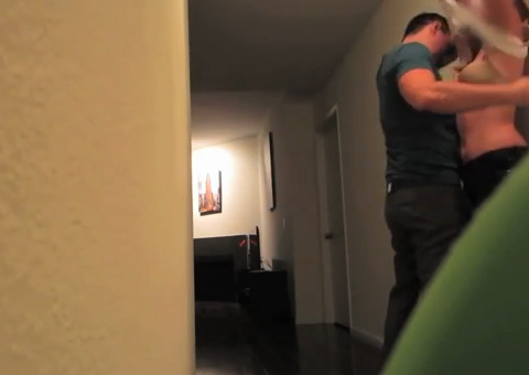 Garoto flagra a mãe na cama com o melhor amigo