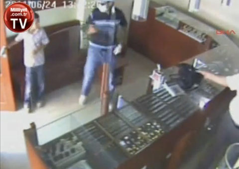 Garoto de 12 anos impede assalto a joalheria