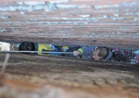 Garotos se dão mal após tentarem pegar atalho