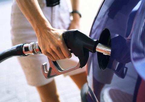 Gasolina fica mais cara no domingo