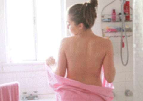 Gatinha tira a toalha e mostra o corpão