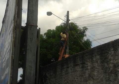 Tenta fazer ‘gato’ e fica preso em ‘ratoeira elétrica’