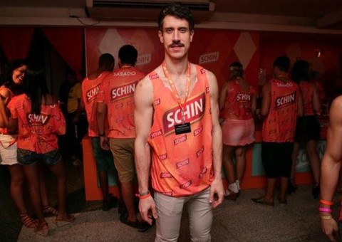 Theodoro Cochrane apaga comentários do Instagram e evita comentar beijo gay