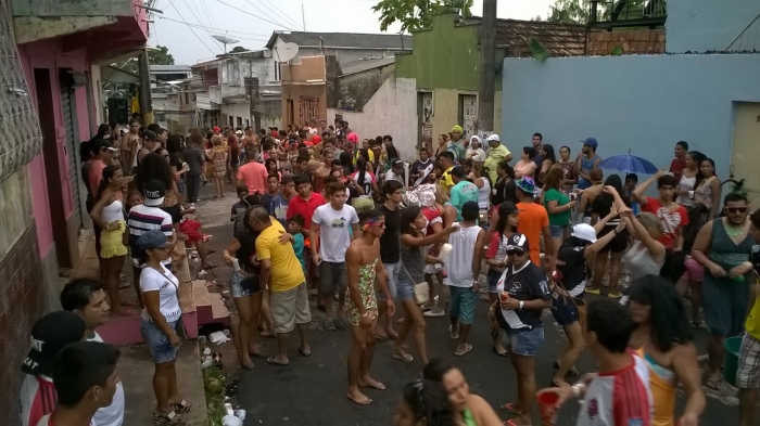 Desfile gay reúne mais de 200 brincantes em Aparecida para brindar 2015