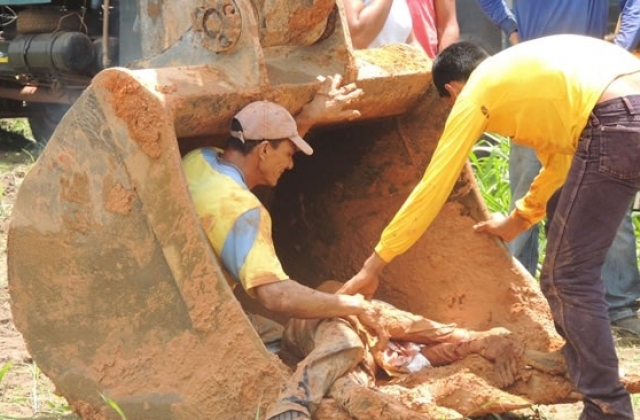 Dois trabalhadores morrem soterrados em obra de esgoto em MT 