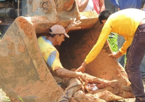 Dois trabalhadores morrem soterrados em obra de esgoto em MT 