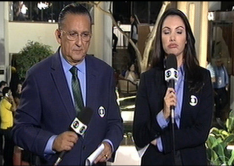  Patrícia Poeta pagando mico ao vivo no Jornal Nacional