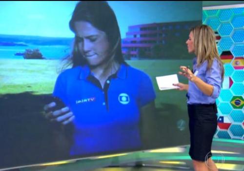 Repórter da Globo é flagrada no celular ao vivo