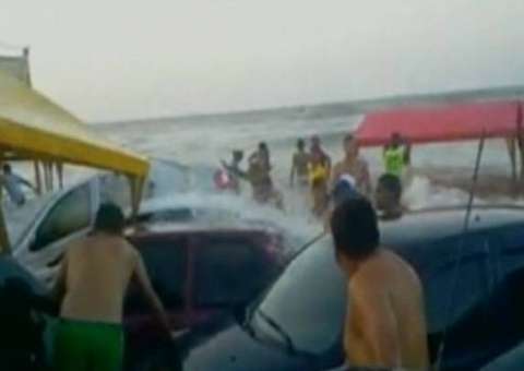 Maré sobe e "engole" mais de 100 carros 