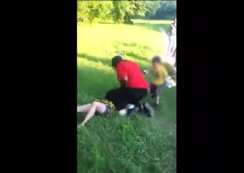 Mulher é brutalmente agredida na frente do filho de 2 anos