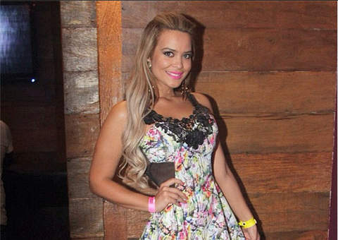 Ousada, Geisy Arruda curte festa só de sutiã