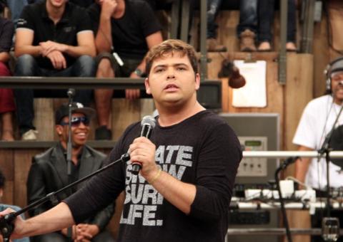 Humorista é obrigado a parar show e é agredido por chefe de gabinete