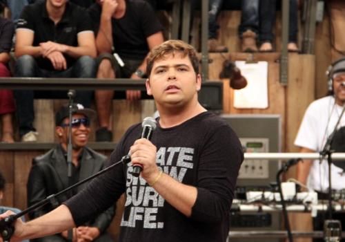 Humorista é obrigado a parar show e é agredido por chefe de gabinete