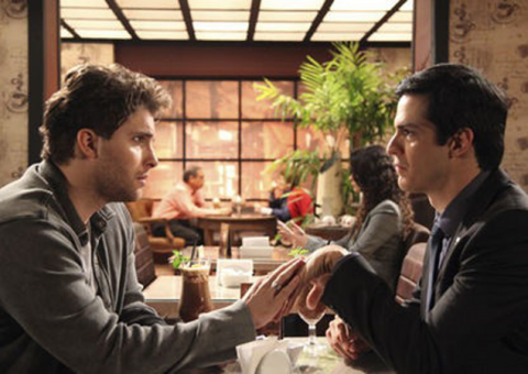 Félix e Niko vão para a cama, mas cena de sexo não vai ao ar