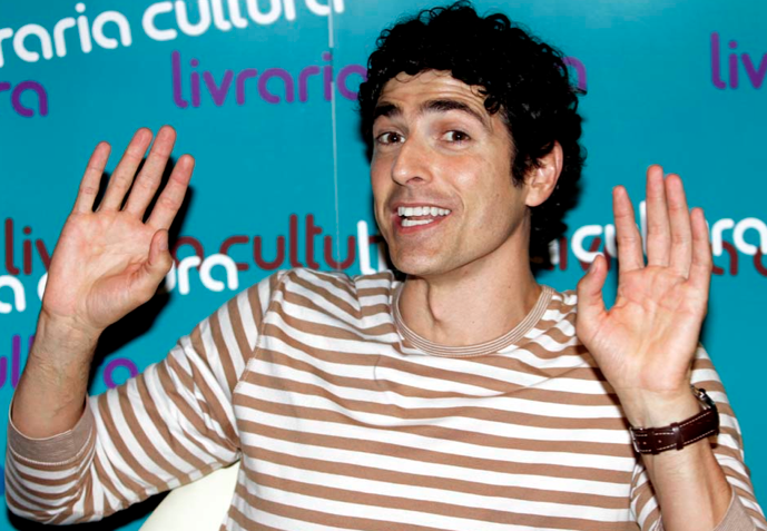 Reynaldo Gianecchini fura fila em festa e causa revolta