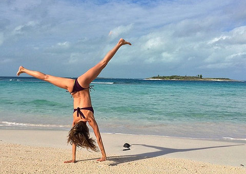 Gisele Bündchen dá estrelinha só de biquíni em praia