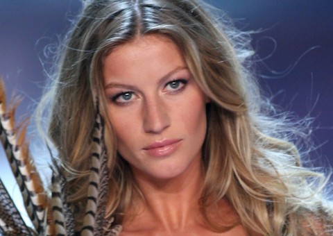 Gisele Bündchen dá adeus às passarelas em desfile no Brasil
