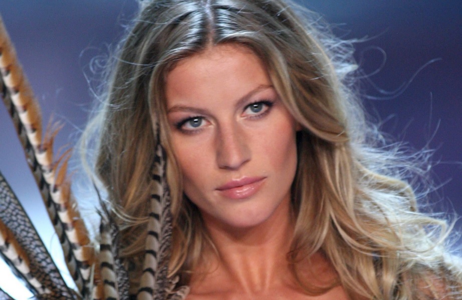 Gisele Bündchen dá adeus às passarelas em desfile no Brasil