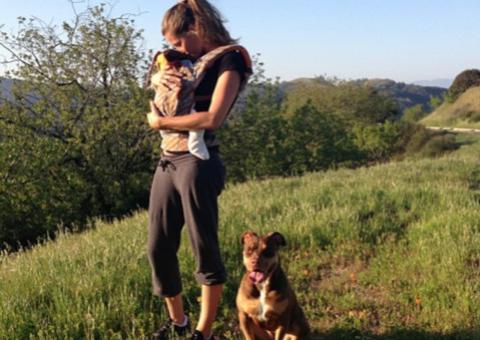 Gisele Bündchen curte caminhada ao ar livre com filha e cachorro