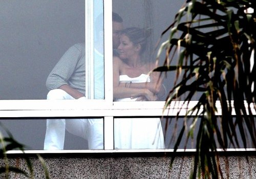 Gisele Bündchen troca carícias com marido em varanda de hotel