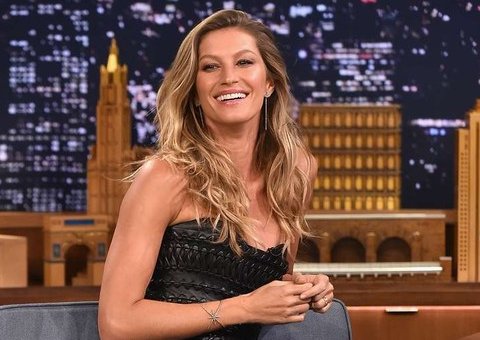  Gisele Bündchen dança e ensina yoga em entrevista com Jimmy Fallon