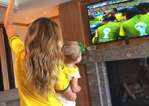  Com a filha à tiracolo, Gisele Bündchen torce pelo Brasil