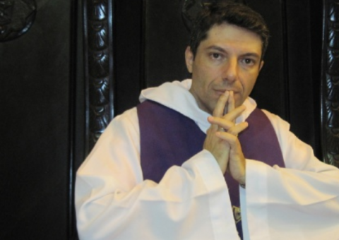 Mulher rouba iPhone 5 de Padre após se confessar