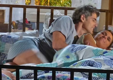 EM FAMÍLIA: Clara e Cadu têm noite quente de amor
