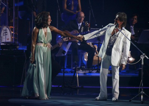 Glória Maria e Roberto Carlos se beijam em gravação de show