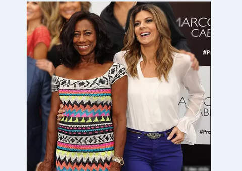 Glória Maria dá piti ao tirar foto com jornalista em evento