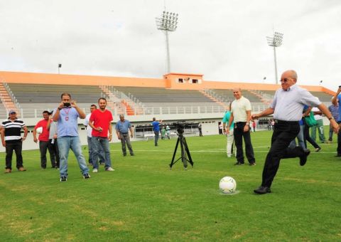 Melo chuta para o gol ao entregar estádio