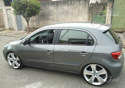 Veículo roubado é recuperado com R$ 60 mil no porta-luva