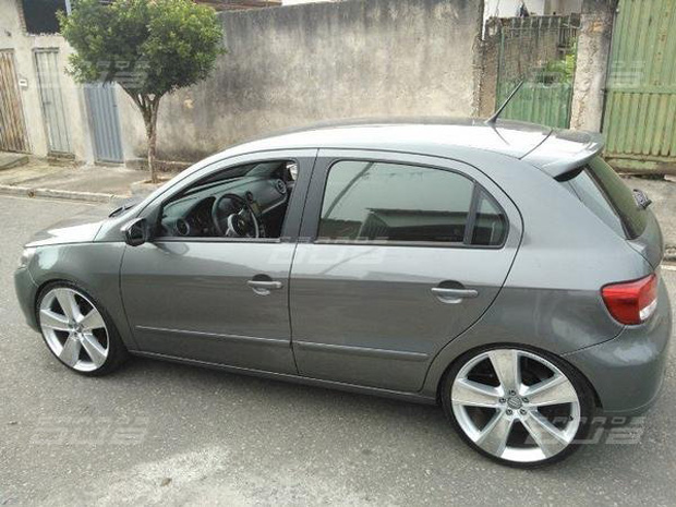 Veículo roubado é recuperado com R$ 60 mil no porta-luva