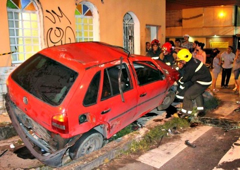 Motorista capota, fica preso nas ferragens do carro e saiu ileso