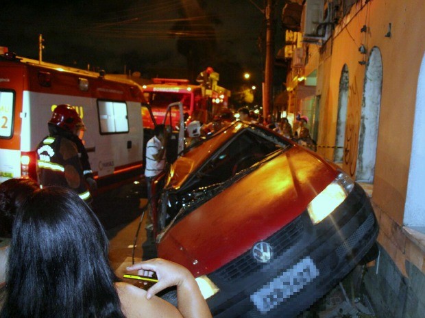 Motorista capota, fica preso nas ferragens do carro e saiu ileso