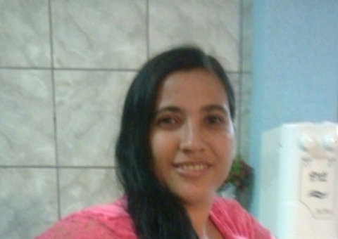 Câmeras de farmácia registram o momento em que mulher é morta pelo cunhado com facão