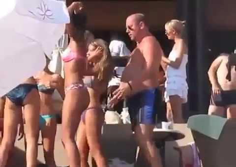 Ele pensa que está mandando bem com a estranha dancinha